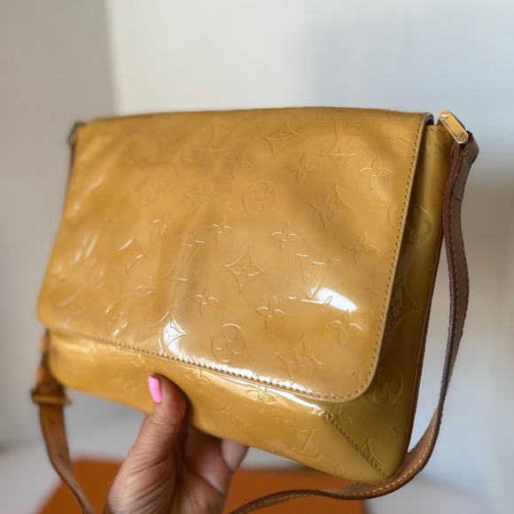 Authentic Louis Vuitton Vernis Thompson Shoulder Bag with Classic Design. - Picture 4 of 17